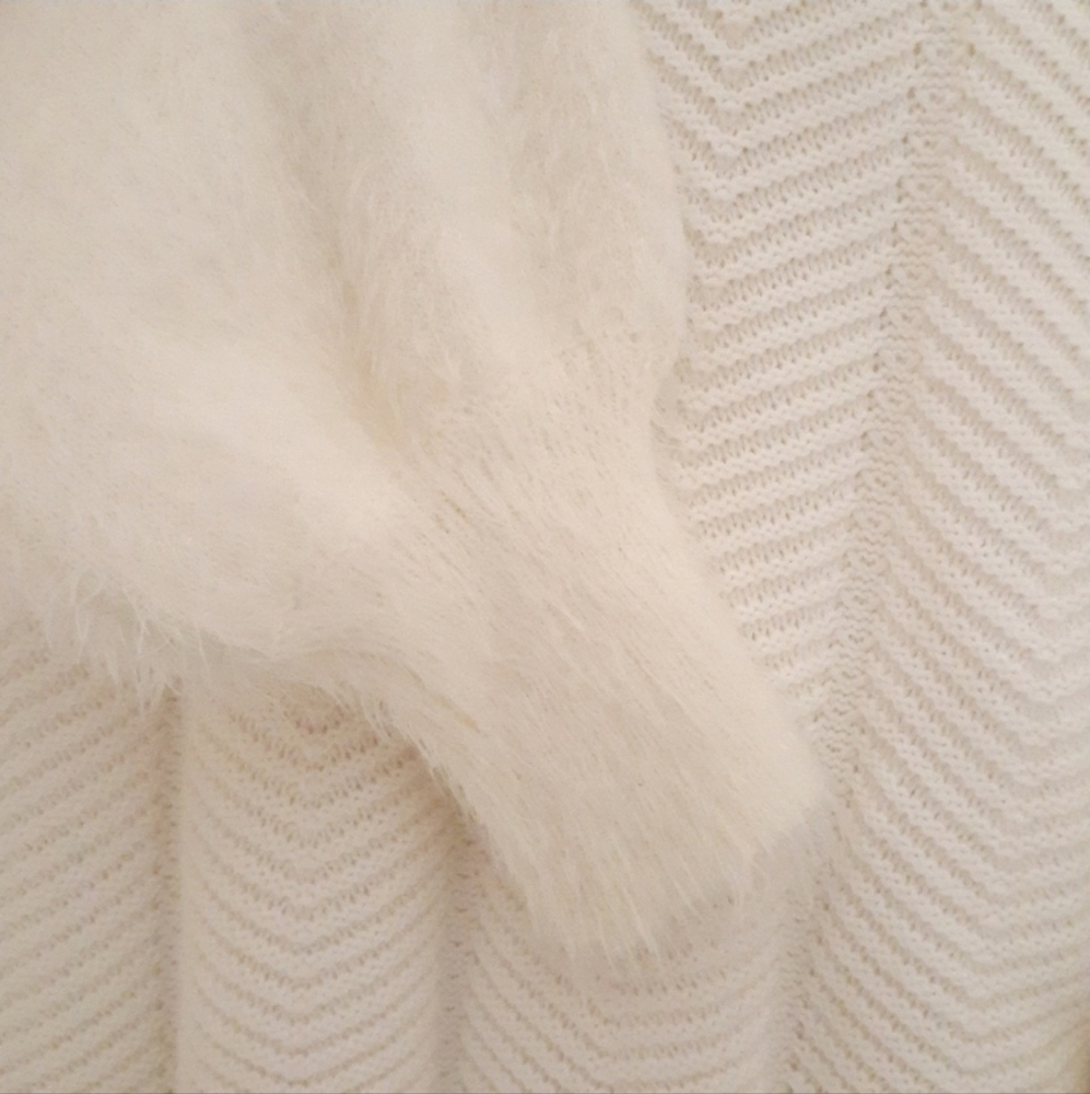 Marc New York Andrew Marc Ivory knit fuzzy sleeves crew neck sweater, size Med - Picture 10 of 13
